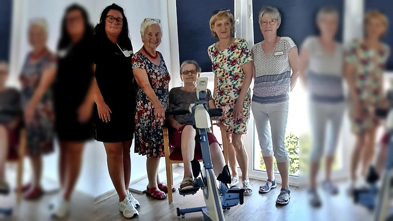 Beim Sommerfest gab es eine Überraschung im AWO-Seniorenheim Hans Bauer: einen neuen Bewegungstrainer. Von links Heimleiterin Daniela Jenke, Ehrenvorsitzende Hilde Zebisch, Bewohnervertretung Gisela Musil, Vorsitzende Gabi Laurich und Stellvertreterin Olena Khibovska. (Bild: Daniela Jenke)