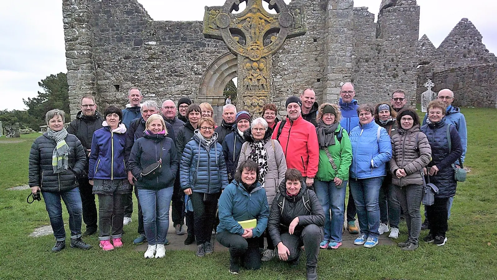 Die erste Begegnung auf der Pilgerreise war die Klosterruine von Clonmacnoise, die am Ufer des Shannon liegt. (Bild: rgr)