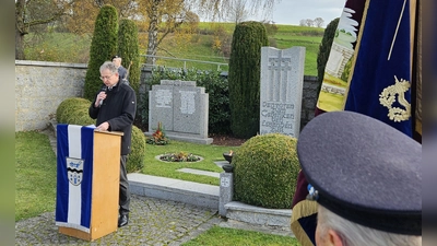 Am Ehrenmal erinnerte Bürgermeister Franz Grabinger, dass jeder zum Frieden beitragen kann. (Bild: Anton Grabinger)