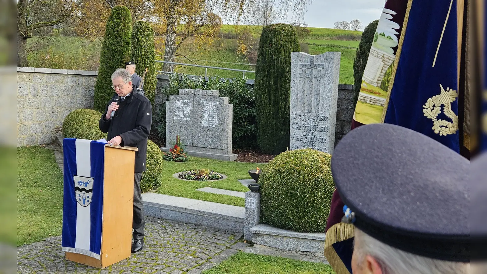 Am Ehrenmal erinnerte Bürgermeister Franz Grabinger, dass jeder zum Frieden beitragen kann. (Bild: Anton Grabinger)