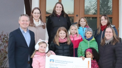 Spendenübergabe in Letzau. Der Erlös des Basar wird für ein neues Spielgerät auf einem Spielplatz in Letzau verwendet.  (Bild: Sabine Schefter/exb)