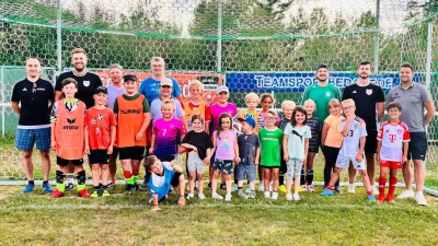 Die teilnehmenden Kinder beim Ferienprogramm mit den Betreuern (Bild: Markus Renner)