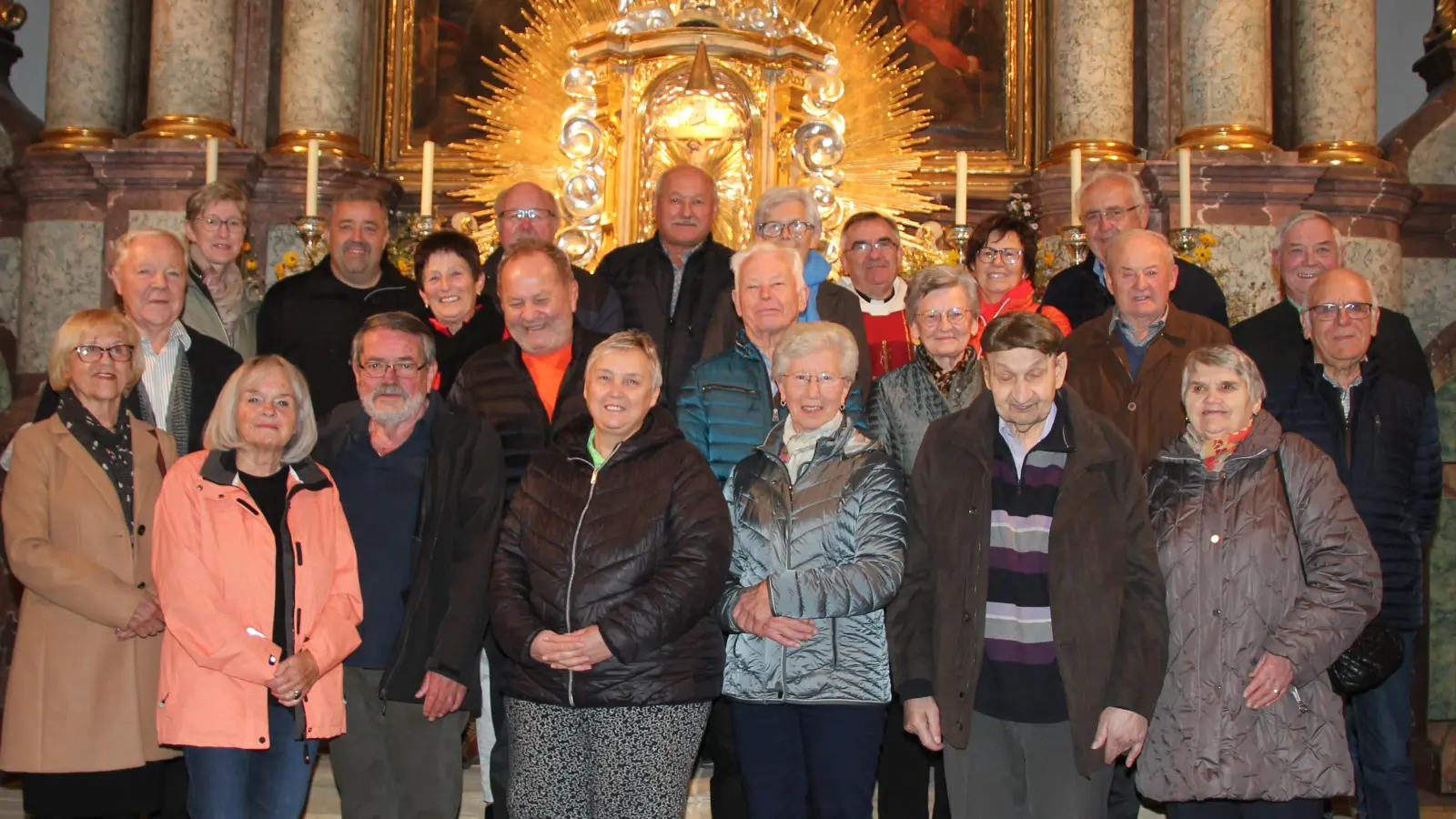 Die Ensdorfer Ehejubilare kamen zu einem feierlichen Gottesdienst in der Pfarrkirche zusammen, den Pfarrer Slawomir Niemczewski zelebrierte. (Bild: Renate Marschall)