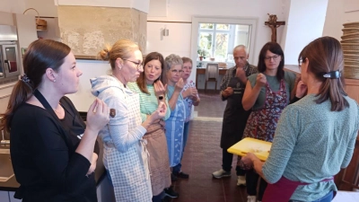 Die Teilnehmer beim Kochnachmittag in der Klosterküche mit Klosterköchin Jutta Bundscherer. Alte Gemüsesorten sind ein wahres Geschmackserlebnis. (Bild: Josef Höllerl)