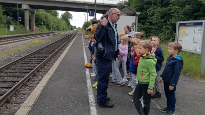 Polizeihauptkommissar Josef Prill leitete das Bahnsicherheitstraining für die Waldershofer Schüler. (Bild: Natalie Seele/exb)