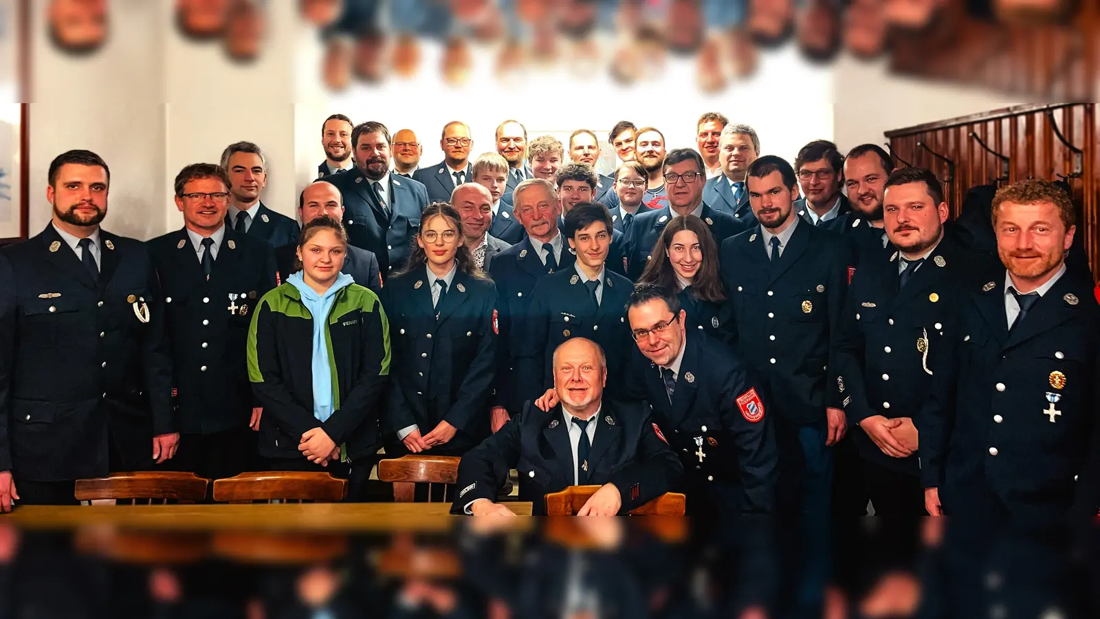 Die Feuerwehr Hannersgrün ist ein eingespieltes starkes Team. Zurzeit laufen da schon die Vorbereitungen für das 140-jährige Jubiläum Mitte 2025. Nur der bisherige Kassenwart Ronald Dobner (sitzend) hat zum Jahreswechsel seinen Stuhl freigemacht. (Bild: jml)