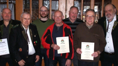 Die Geehrten der SG Neumühle (von links): Joachim Schneider, Ernst Schlauch, Andreas Kurz, Rudi Neumann, Ferdinand Winkelmann, Georg Reinwald und Gerald Helgert. (Bild: dop)