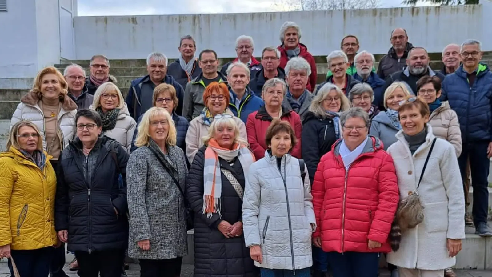 60 Jahre nach ihrer Einschulung kommen die Angehörigen des Jahrgangs 1956/57 zu einem Klassentreffen zusammen. Organisiert haben es Anita Ritz (vorn, Zweiter von rechts), Günter Heidl (dritte Reihe, rechts) und Brigitte Schwarz. (Bild: u)