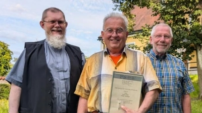 Bei Norbert Höfer (Mitte) bedankten sich Pfarrer Robert Ploß (links) und Chorleiter Karl-Heinz Brand für seine langjährige Treue und sein Engagement im Ensemble (Bild: Sabine Schaller/exb)