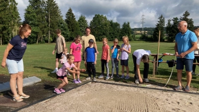 Beim Ferienprogramm der Gemeinde Pechbrunn wurde das Deutsche Sportabzeichen abgelegt. (Bild: Beate Hilpert)