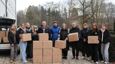 Auf dem Bild sind von links die Schülersprecherinnen Luna Karbstein, Fiona Lauber, Verbindungslehrerin Daniela Zahn, ehemaliger Elternbeirat Berhard Gertz, Verbindungslehrer Rainer Löw, Schulleiterin Kerstin Reiter, Schulleiter Stephan Drexler, Schülersprecher Robin Baumgärtner, Schülersprecherinnen Lisa Grillmeier, Paulina Weiß zu sehen. (Bild: Gerhard Skupin)