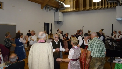 Plätze auf der Tanzfläche beim Störnsteiner – Volkstanz waren sehr begehrt.<br> (Bild: Norbert Kraus)