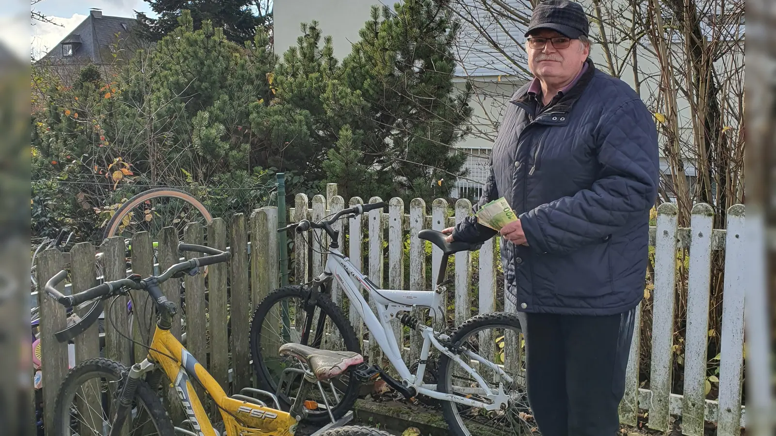 Ewald Oppl macht gespendete Fahrräder wieder fahrtauglich. (Bild: Isabell Haberkorn/exb)