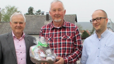 Bürgermeister Günter Kopp (links) und Geschäftsleiter Christopher Östreicher dankten Rentenberater Wolfgang Sieder (von rechts).  (Bild: Franziska Pocker/exb)