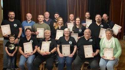 Die Vereinsmeisterin Bettina Ochs holte sich wiederum den Titel bei den Damen. Erstmals gewann Vorsitzender Markus Pschierer den 1. Platz bei den Herren im Wettbewerb beim Schnupferclub Latsch.  (Bild: Markus Pschierer)