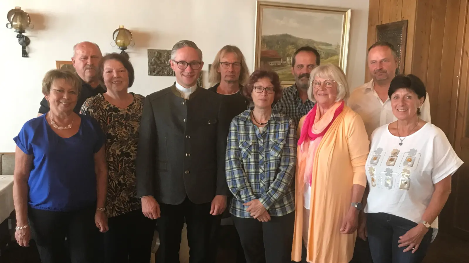 Auf dem Bild von links: Elisabeth Randig, Michael und Christine Neuber, Stadtpfarrer Adam Karolczak, Markus und Tanja Biller, Hans Sax (neu), Eva Landgraf, Thomas Parton und Regina Pschirrer (neu)  (Bild: Waltraud Balk)