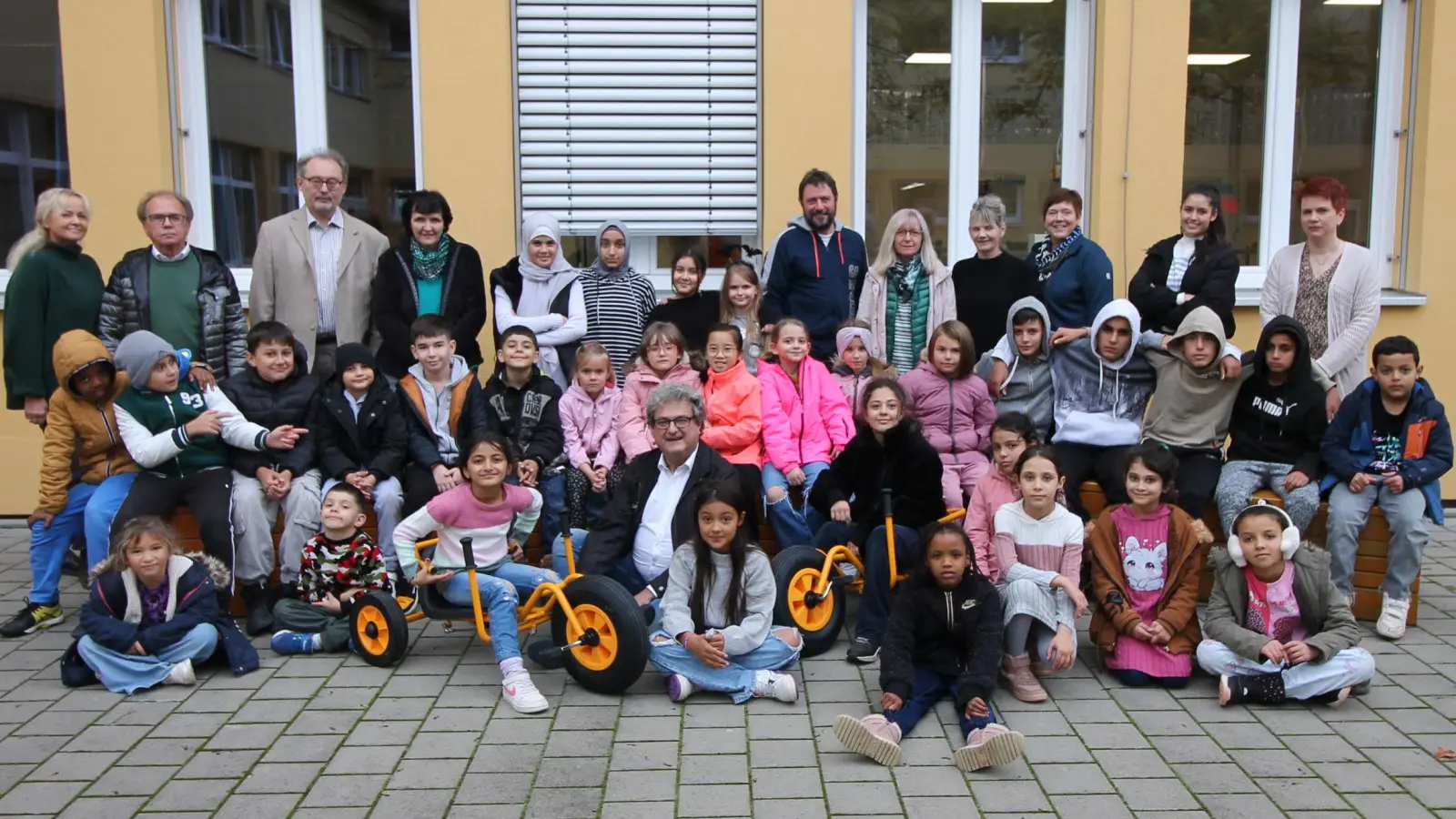 Mit zwei „Twister”-Liegerädern können die Pressather Grundschüler ihre Bewegungskoordination üben. Möglich machte diese Anschaffung der Ganztagsschul-Förderverein. (Bild: Bernhard Piegsa)