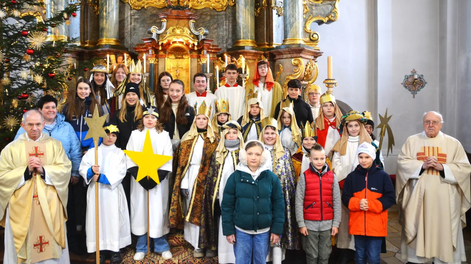 Die Sternsinger brachten die Friedensbotschaft zu den Pfarrangehörigen und sammelten für bedürftige Kinder auf der Welt. Links vorne Pf. Johann Hofmann, dahinter Gemeindereferentin Barbara Schlosser und re. Ruhestandspfarrer BGR Konrad Kummer. (Bild: Fritz Dietl)