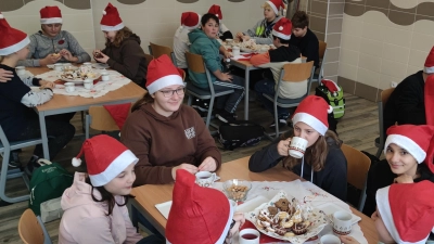 Schüler der 6. Klasse der Partnerschule aus Tachov und Schüler der 6. Klasse der Mittelschule beim Genießen ihrer zuvor gemeinsam gebackenen Pfefferkuchen. (Bild: Sabine Rappl/exb)