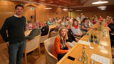 Teilnehmergruppe mit Herrn Alexander Naumann, Betriebsberater der HWK Niederbayern/Oberpfalz (Bild: Andrea Seitz)