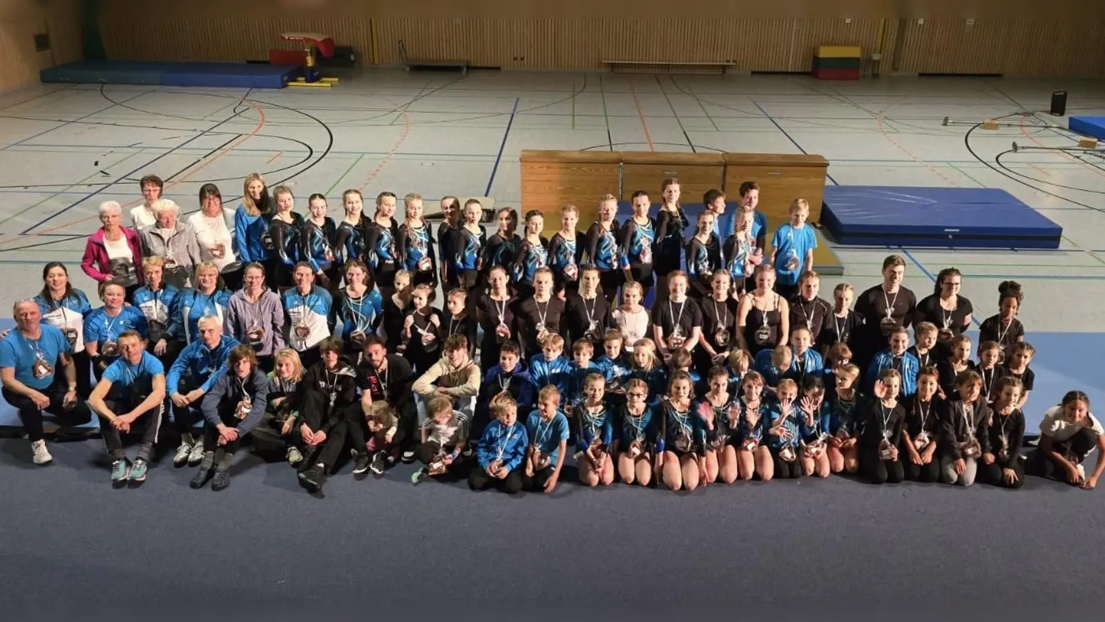 Von 4 bis 84 Jahren und damit mit Symbolkraft zeigten die Aktiven mit ihren Trainern einen kleinen aber feinen Einblick in den Trainingsalltag in der Turn- und Gymnastikabteilung des TV Amberg. (Bild: Helga Powalla)