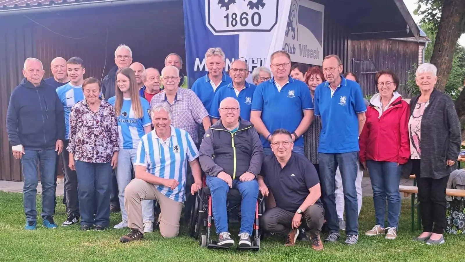 Die Mitglieder des Löwen-Fan-Clubs Vilseck bei ihrem Sommerfest in Hannesreuth. Ehrengast war der Aufsichtsratsvorsitzende der GmbH &amp; Co KGaA des TSV 1860 München, Saki Stimoniaris (vorne, rechts).  (Bild: Wilhelm Ertl)