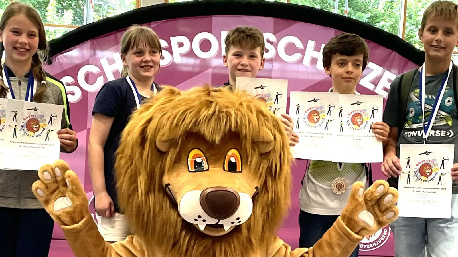 Die erfolgreichen Mähringer Nachwuchsschützen (von links) Helena Schmeller, Finja Preisinger, Alexander Müller, Tom Rödl und Jakob Bäuml mit dem Maskottchen „Gushu“. (Bild: Schützenverein Linda Mähring/exb)