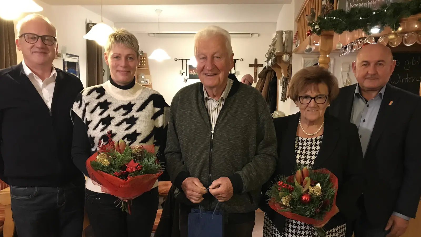 Ein herzlicher Dank von Bürgermeister Bernhard Lindner (links) und dem HKA-Vorsitzenden Georg Götz (rechts) ging an Marion Bäumler, Günter Winter und Irmi Limbeck (von links). (Bild: Marianne Moosburger)