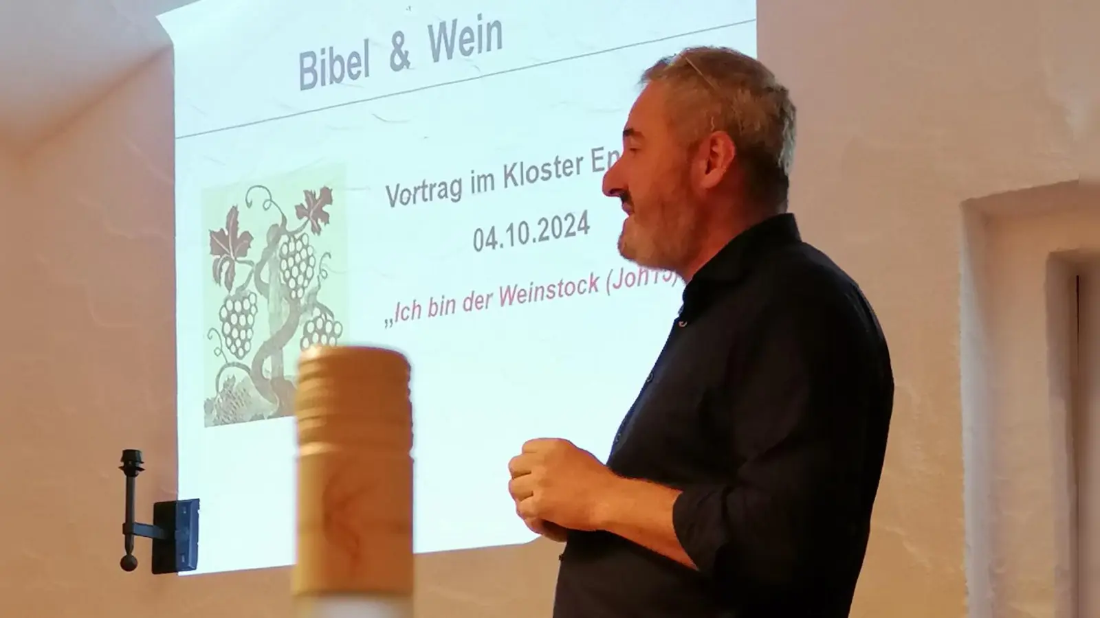 Weinkenner und Bibelexperte Pfarrer Markus Lettner unterhielt die Gäste der „Biblischen Weinprobe” im Kloster Ensdorf. (Bild: Jürgen Zach)