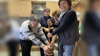 Es bedarf schon einiges an Kraftaufwand, besonders gegen Ende der Prozedur, wenn die Butter fertig wird. (Bild: wlr)