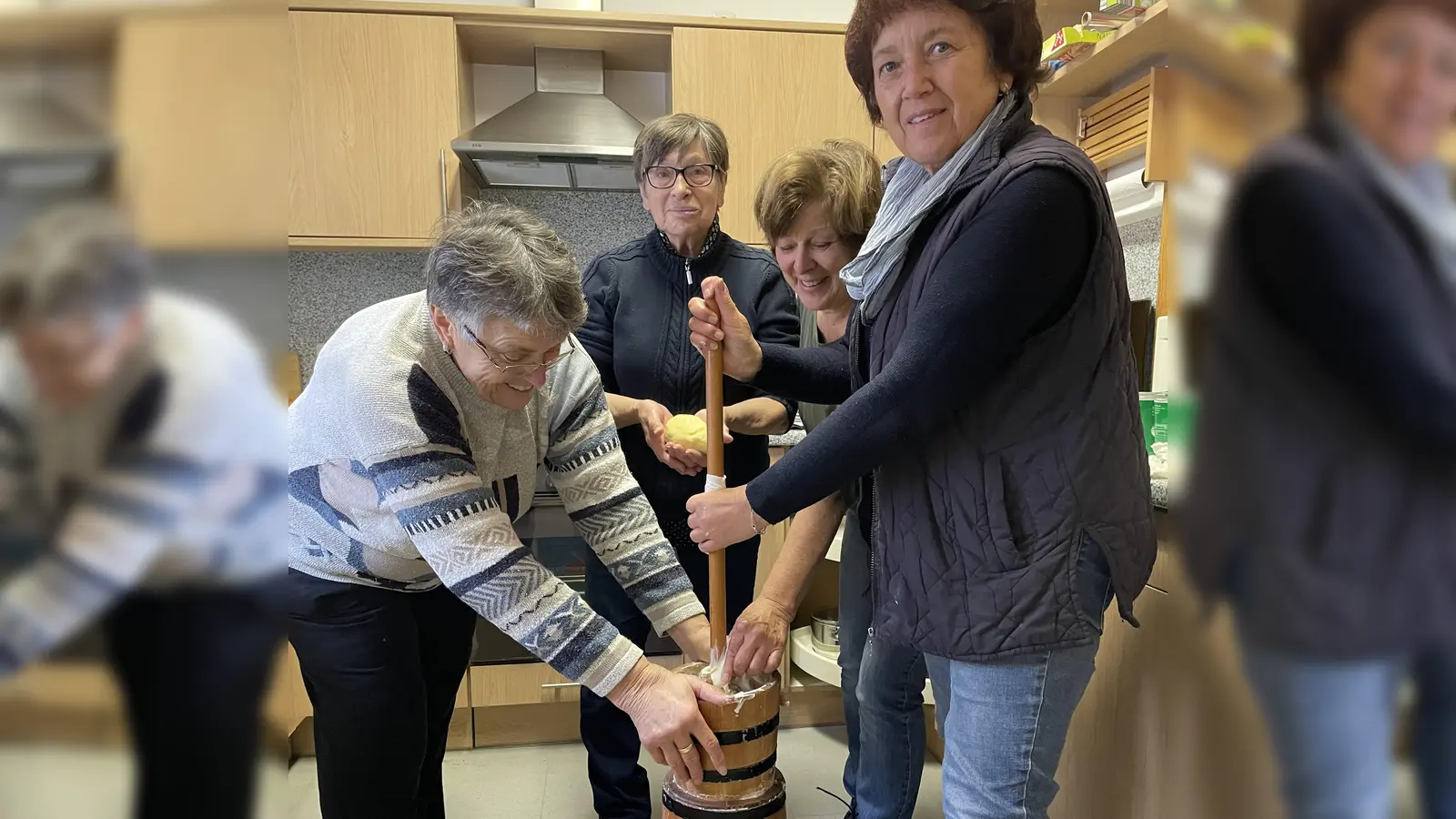 Es bedarf schon einiges an Kraftaufwand, besonders gegen Ende der Prozedur, wenn die Butter fertig wird. (Bild: wlr)