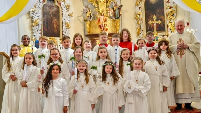 Am Sonntag empfingen 17 Kinder durch Pfarrer Erwin Bauer (re) und Pfarrvikar Basil zum ersten Mal das heilige Sakrament der Kommunion. (Bild: Eva Kleber)