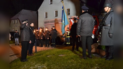 Der erste Vorsitzende des Kriegervereins Burgtreswitz Hans Höcker und Moosbachs Bürgermeister Armin Bulenda (vorn von links) legten gemeinsam einen Kranz am Kriegerdenkmal nieder. Das Bläser-Ensemble umrahmte die Gedenkfeier.  (Bild: gi)