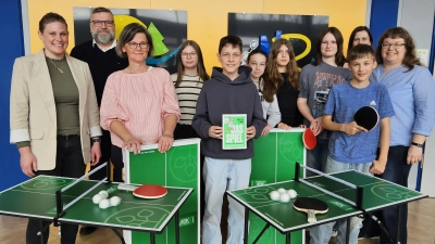 Am Projekt beteiligte Schüler und Lehrkräfte (Bild: Elisabeth Schneider)