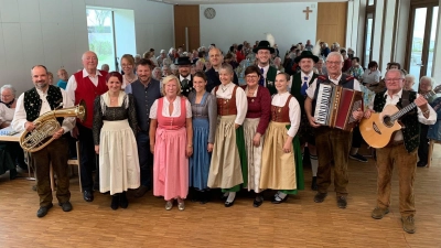 Das gemeinsame Gruppenbild. Seniorenbeauftragte Gabriele Beck, 1.Bürgermeister Peter Neumeier, Pfarrer Dr. Thomas Hösl, Trachtengruppe „D‘Miesbergler“ mit 1. Vorständin Doris Wilhelm, Schnarndorfer Musikanten und im Hintergrund alle Anwesenden und dem Helferteam. (Bild: Silvia Beck)