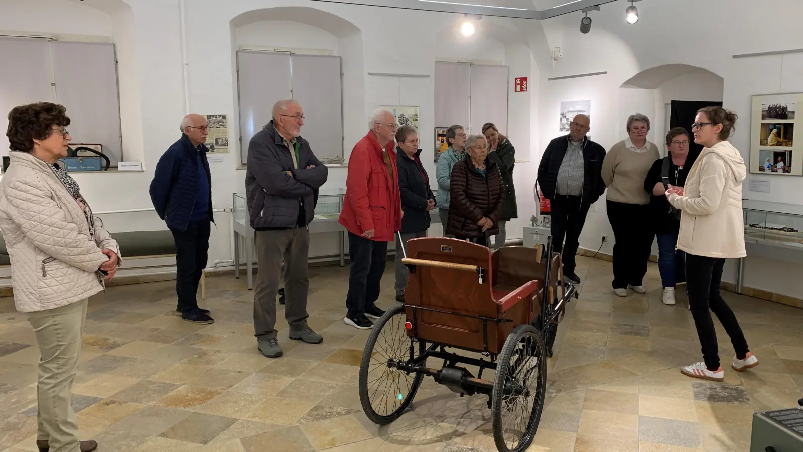 Interessierte Zuhörer in der medizinischen Abteilung (Sonderausstellung „Gsundheit! - 70 Jahre Krankenhaus Burglengenfeld”). (Bild: Dr. Johannes Weig)