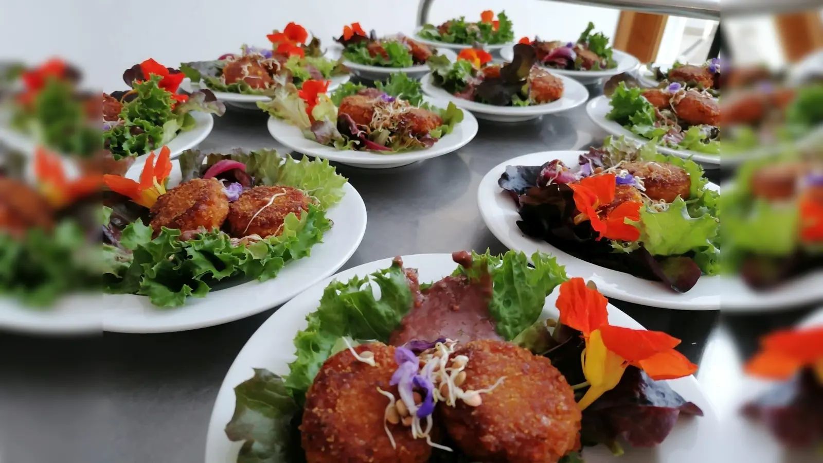 Linsenkrapfen im Salatbett: einer von fünf veganen Gängen aus regionalen und saisonalen Zutaten beim Klimadinner im Kloster Ensdorf<br><br> (Bild: Jürgen Zach/Kloster Ensdorf)