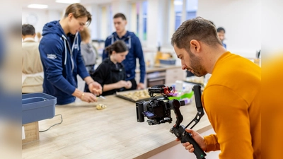 In der Schulküche entsteht beim Plätzchenbacken ein Video. (Bild: Tobias Neubert/exb)