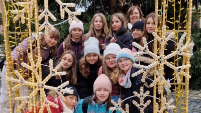 Schülerinnen der Mädchenrealschule Waldsassen mit Tschechisch-Lehrerin Irena Erlebachová auf dem Weihnachtsmarkt in Cheb/Eger.  (Bild: Kerstin Reiter/exb)