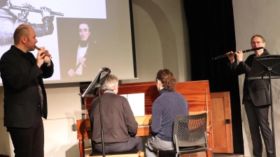 Mit Gedichten von Friedrich Rückert und Musik von Caspar Kummer, Justin Heinrich Knecht sowie Friedrich Kuhlau zeigten die Flötisten Michael Kämmle (rechts) und Armin Köbler (links) sowie Stefan Seyfried am Érard-Tafelklavier die schönen, romantischen Seiten des schwierigen 19. Jahrhunderts. (Bild: cog)