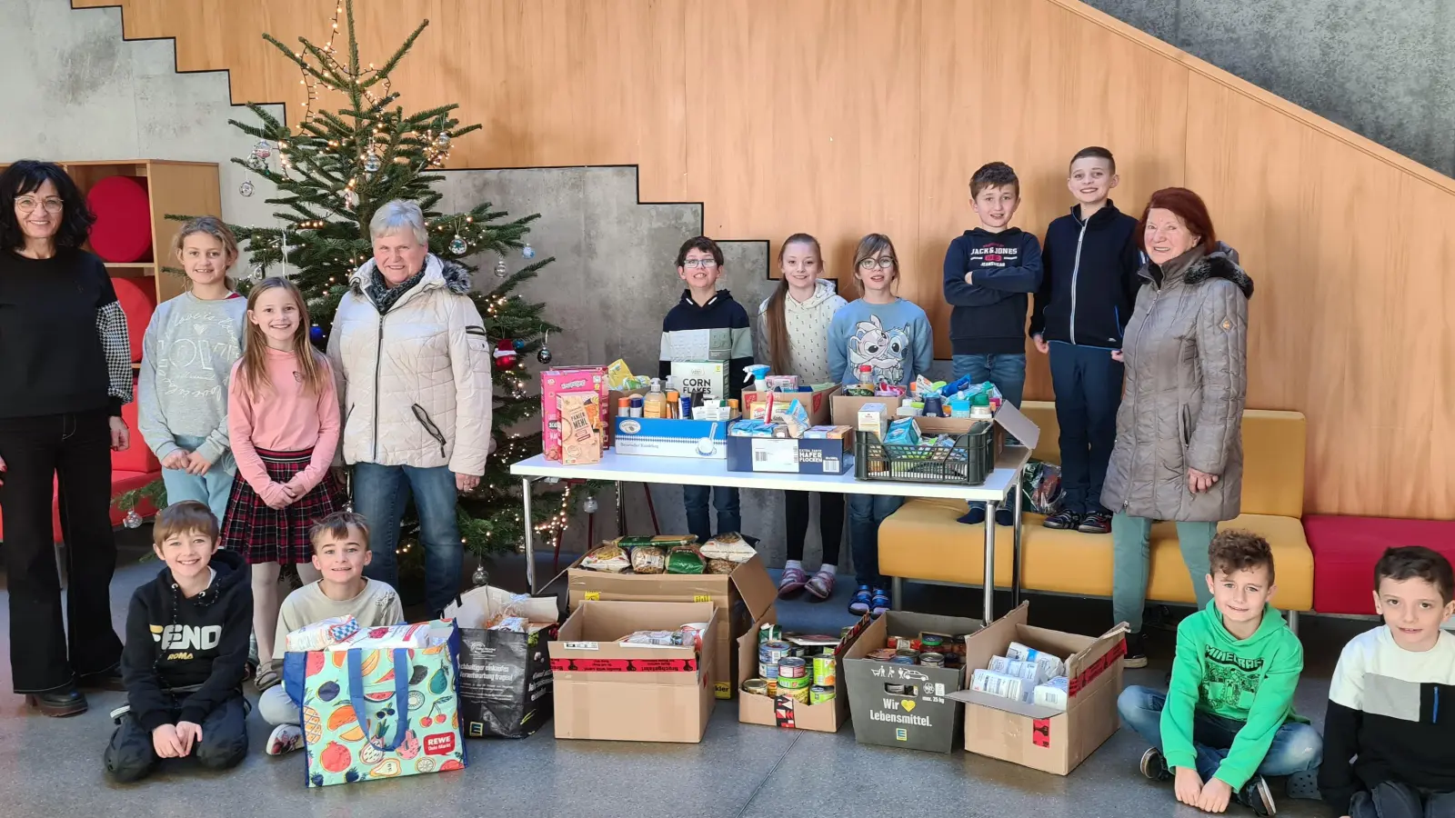 Die Grundschule Plößberg sammelte Lebensmittel für die Mitterteicher Tafel. (Bild: exb)