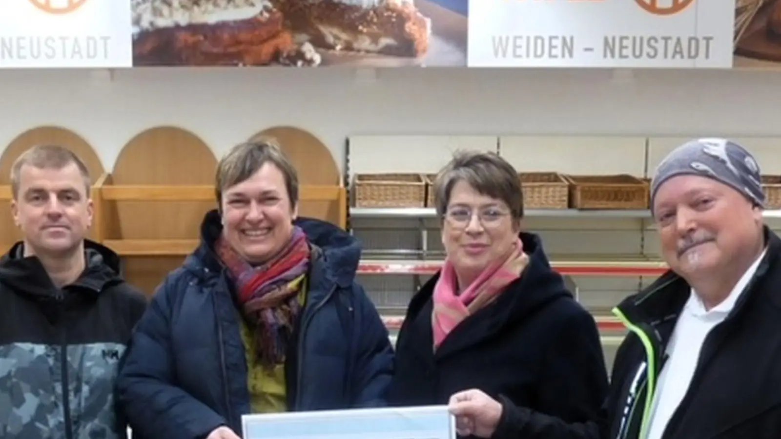 Den Erlös aus „Weiden singt Weihnachtslieder“ übergeben Claudia Stöckl (von rechts), Pfarrerin Stefanie Endruweit und Thomas Reichl an Ernst Kornel (rechts).  (Bild: Baumann/exb)