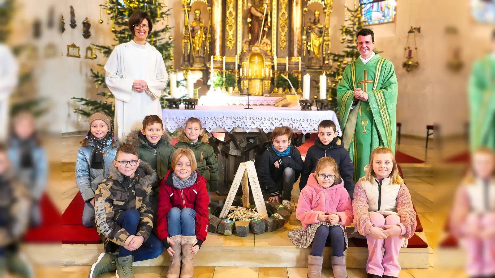 Die diesjährigen Kommunionkinder mit Gemeindereferentin Franziska Bösl und Pfarrer Thomas Kohlhepp  (Bild: Markus Suttner)