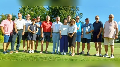 Harald Pirzer (l.) vom Sponsor „ELTeam GmbH“, GLC-Präsident Harald Thies (7. v. l.) und GLC-Spielführer Reinhold Scharl (r.) gratulierten den Siegern des Turnieres um den „ELTeam“-Cup 2024, das am Samstag in Schmidmühlen ausgespielt wurde.  (Bild: Stephan Landgraf)