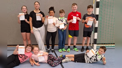 6 mal Sportabzeichen in Gold, 4 mal Sportabzeichen in Silber.<br>Stehend von links: Lina Thaler (Gold), Leonie Schwägerl (Gold), Lina Grillmeier (Silber), David Hamann (Gold) Luca Hamann (Silber), Paul Lang (Gold). Liegend von links: Milena Lauterbach (Silber), Chiara Kargus (Silber), Ben Lang (Gold). Im Bild fehlt: Jakob Kutzer (Gold) (Bild: Andrea Schwägerl)