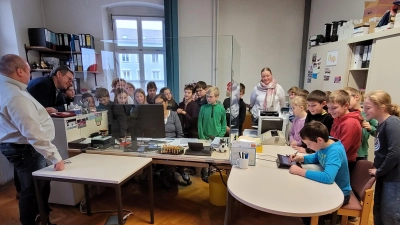 Bürgermeister Martin Prey und Geschäftsstellenleiter Anton Brand haben etliche Fragen der Schüler zu beantworten. (Bild: Ortrud Sperl/exb)
