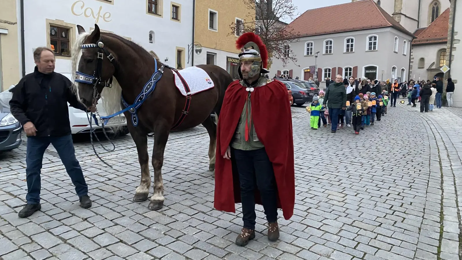 Nach dem Wortgottesdienst in der Pfarrkirche folgten die Kindergärten mit bunten Laternen und fröhlichen Liedern Martin und seinem Pferd durch die Straßen der Altstadt. (Bild: Raphael Haubelt)