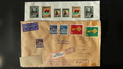 Nach dem Abbruch der Beziehungen zu Lagos hatte Biafra begonnen, eigene Briefmarken herauszugeben. Am 5.2.1968 erschien zur Feier der Unabhängigkeit ein Satz von drei Werten, hergestellt in der portugiesischen Staatsdruckerei. Bereits ein Jahr später gab es nach Biafra keine Postverbindung mehr (Bild: Walther Hermann)