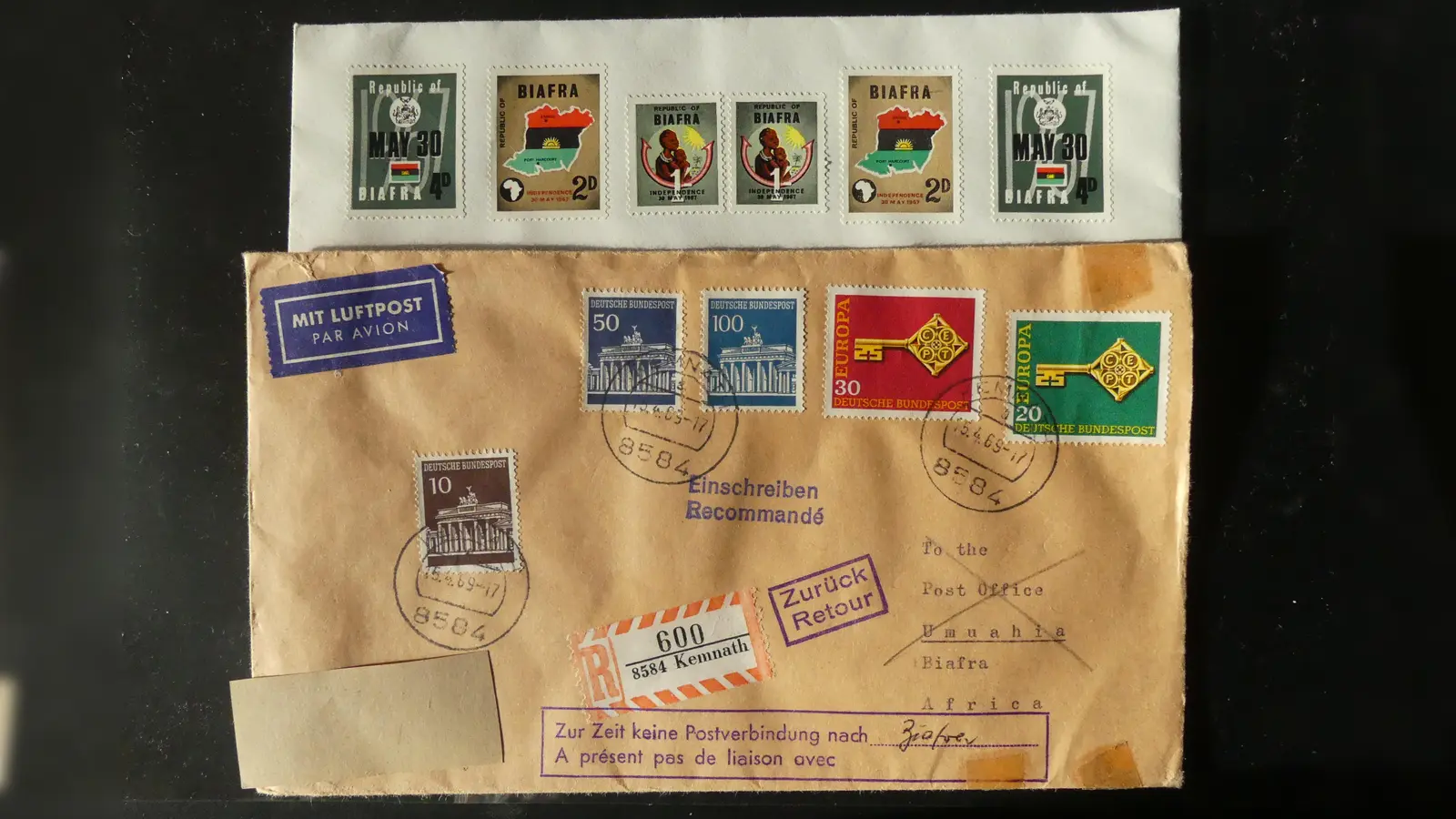 Nach dem Abbruch der Beziehungen zu Lagos hatte Biafra begonnen, eigene Briefmarken herauszugeben. Am 5.2.1968 erschien zur Feier der Unabhängigkeit ein Satz von drei Werten, hergestellt in der portugiesischen Staatsdruckerei. Bereits ein Jahr später gab es nach Biafra keine Postverbindung mehr (Bild: Walther Hermann)