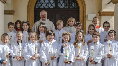 Nach dem Empfang der ersten heiligen Kommunion stellten sich die Kinder bei strahlendem Sonnenschein den Fotografen. Mit im Bild der liturgische Dienst und Pfarrer Roland Klein(hintere Reihe 2. v. links) und Gemeindereferentin Stefanie Seufert-Wolf (hintere Reihe 2. von rechts) (Bild: Christine Cirbus)